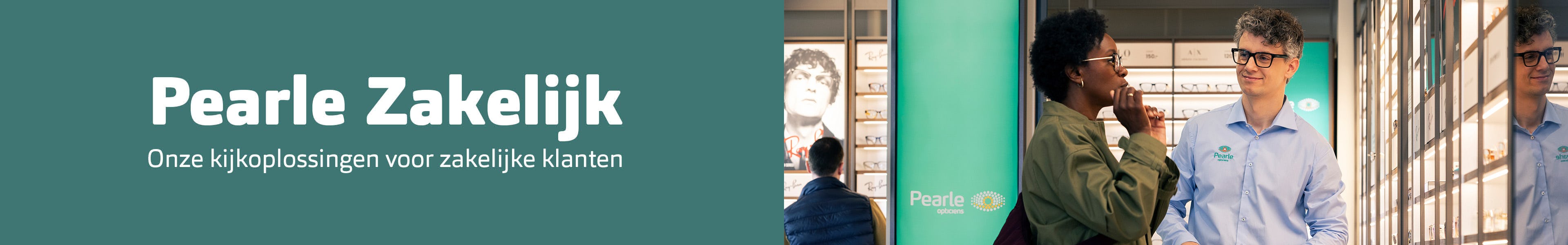 Pearle zakelijk vrouw past bril in Pearle winkel.