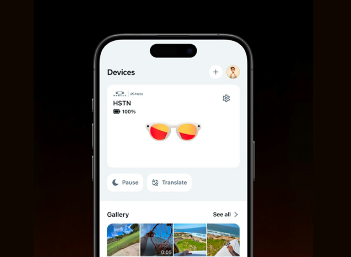 Een smartphonescherm dat een app-interface weergeeft, waarop de AI-bril verbonden is en de batterijniveaus zichtbaar zijn.