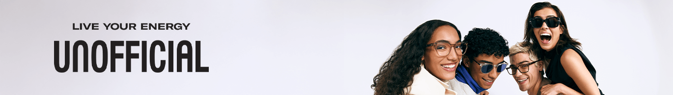 Vier lachende vrienden die een stijlvolle bril en zonnebril dragen met het "UNOFFICIAL"-logo op de zijkant.