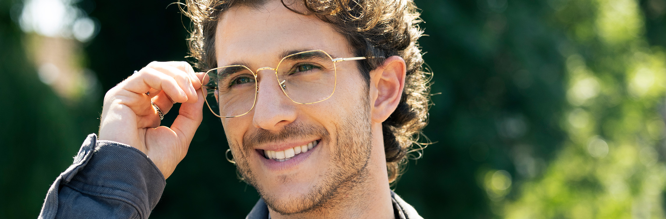 Lachende man met bril.