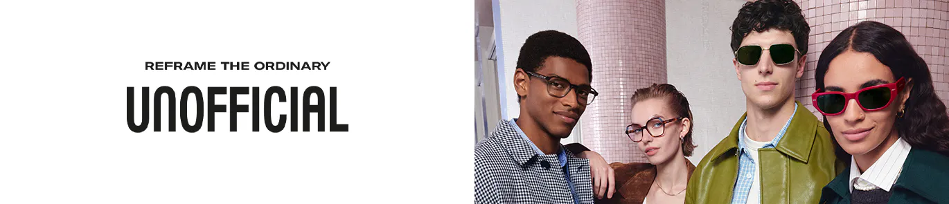 Vier stijlvolle jongeren die zowel zonnebrillen als brillen op sterkte dragen, poseren zelfverzekerd in een moderne stedelijke omgeving.