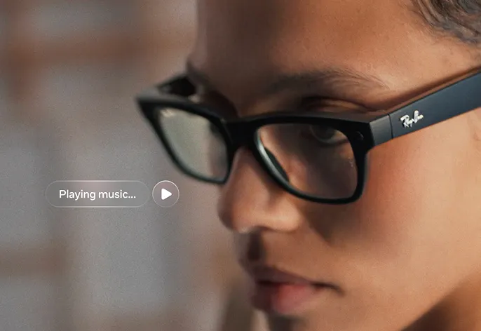 Primer plano de persona con gafas inteligentes Ray-Ban Meta escuchando música con audio integrado
