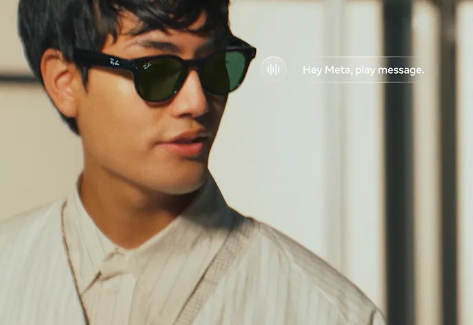 Hombre con gafas inteligentes Ray-Ban Meta usa control por voz para reproducir mensajes en un entorno luminoso.