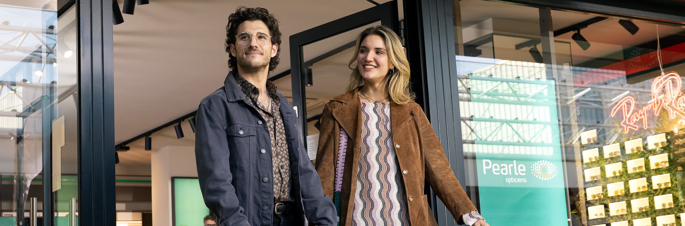 Man en vrouw bij een Pearle winkel.