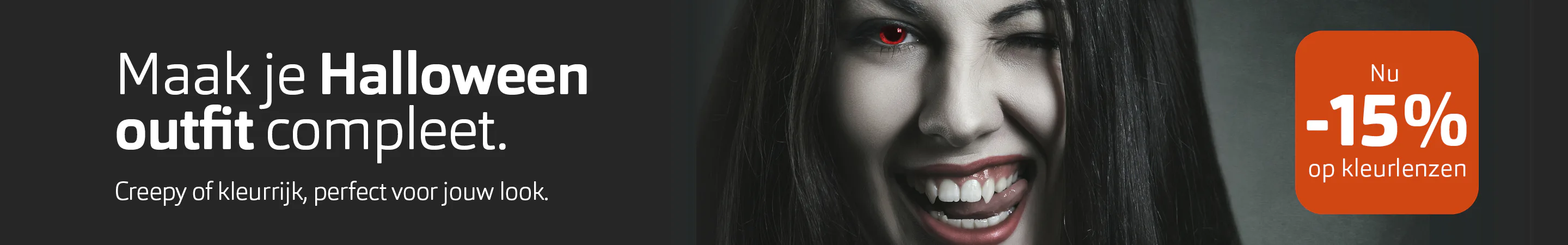Vrouw verkleed als vampier met een rode lens en vampiertanden, die knipoogt. Tekst: "Maak je Halloween outfit compleet. Creepy of kleurrijk, perfect voor jouw look. Nu -15% op kleurlenzen"