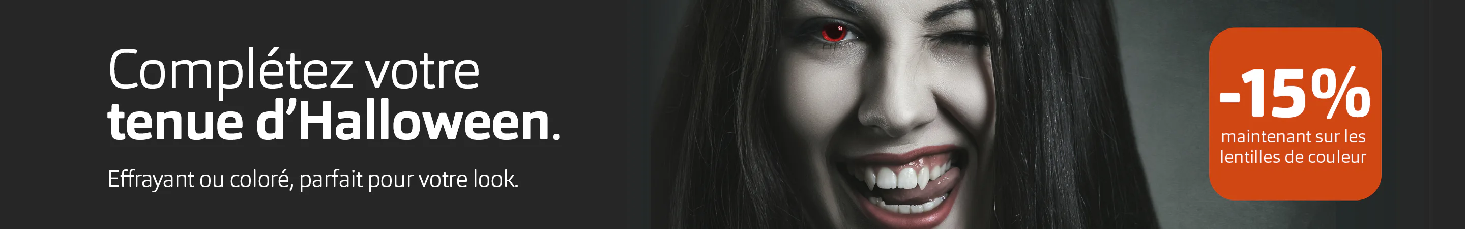 Femme déguisée en vampire, avec une lentille rouge et des crocs, qui fait un clin d'œil. Texte : « Compose ton look d'Halloween. Effrayant ou coloré, parfait pour ton style. Maintenant -15 % sur les lentilles de couleur »