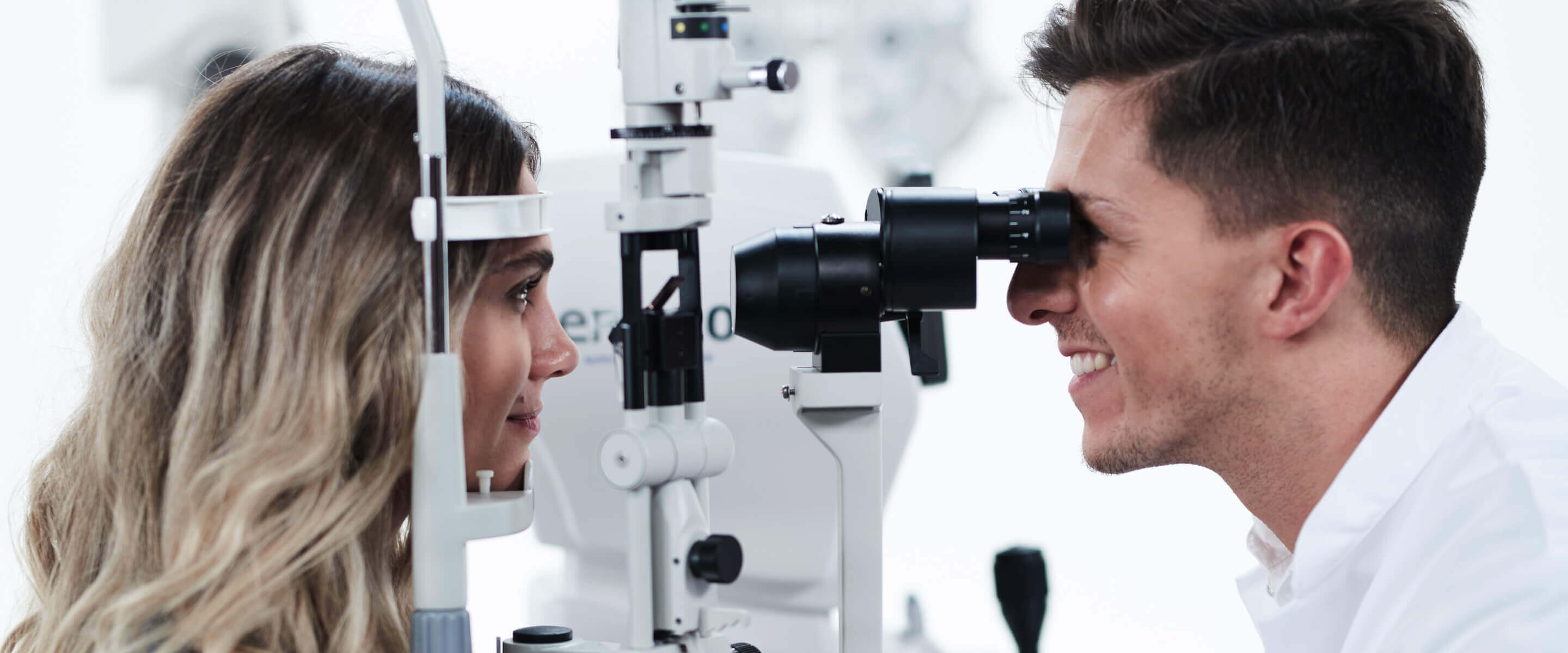 Oftalmologista dando mulher um exame de vista