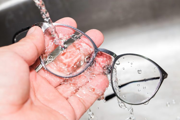 Cómo limpiar las gafas