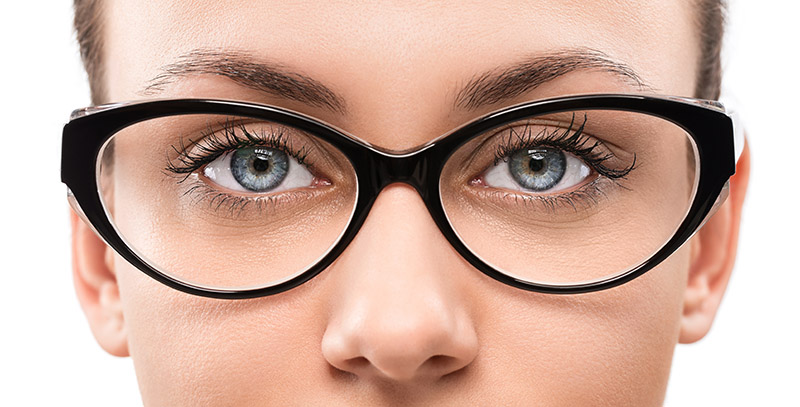 Trucos para maquillar tus ojos si usas gafas - Federópticos Mijangos