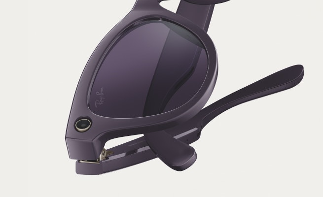 Gafas de sol Ray-Ban color violeta oscuro con una cámara integrada.