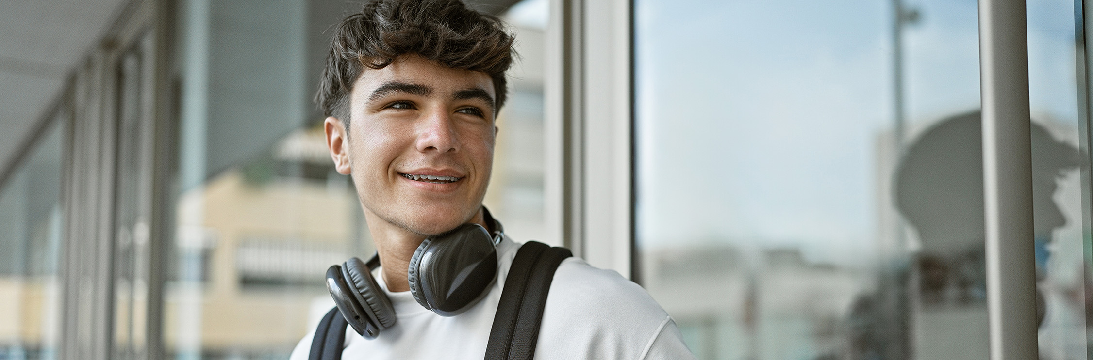 Jongen met contactlenzen op reis.