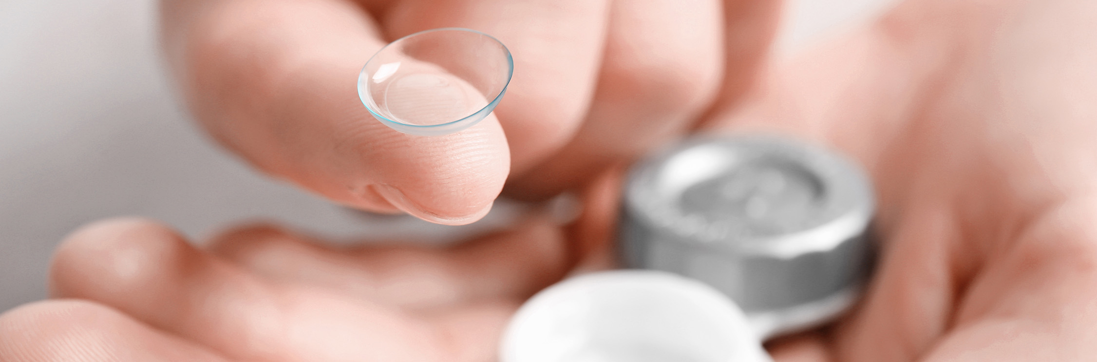 Contactlens en contactlensbakje.