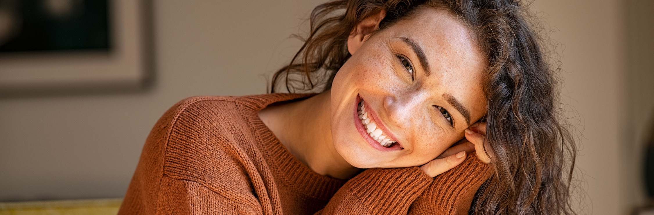 Lachende vrouw met lenzen.
