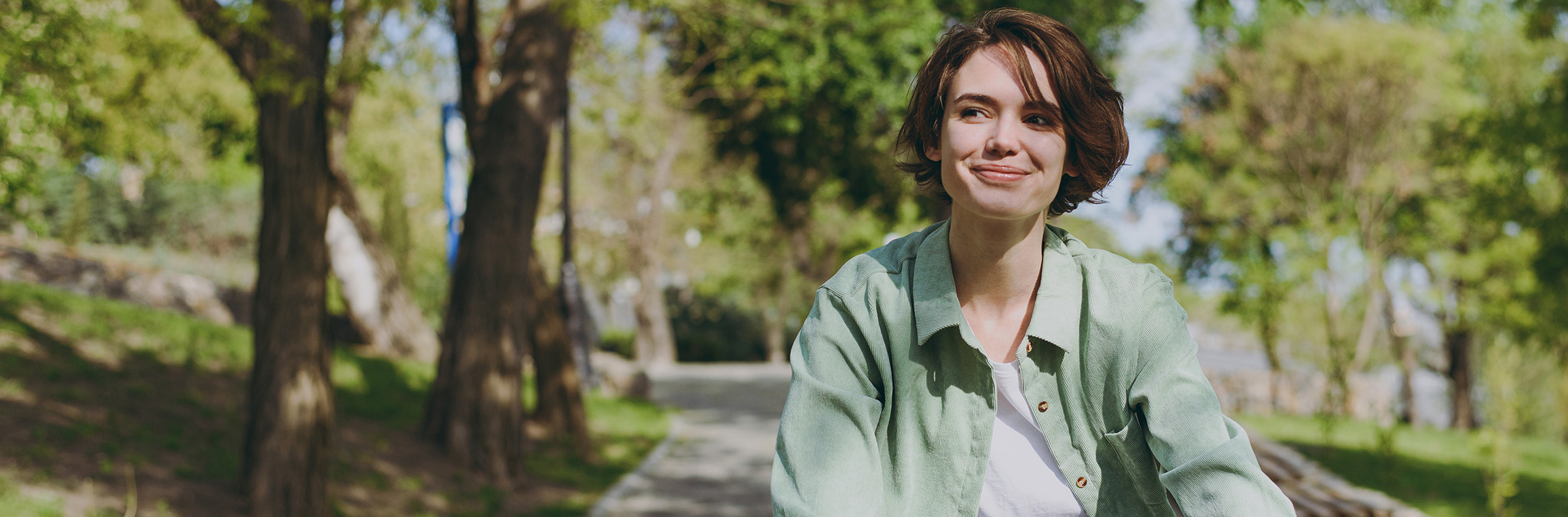 Vrouw op fiets met contactlenzen.