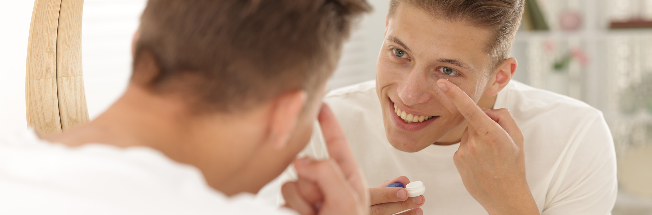 Jongen doet contactlenzen in.