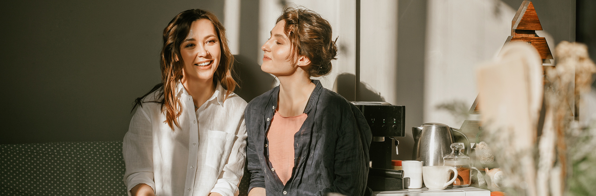 Twee vrouwen zitten in de zon.