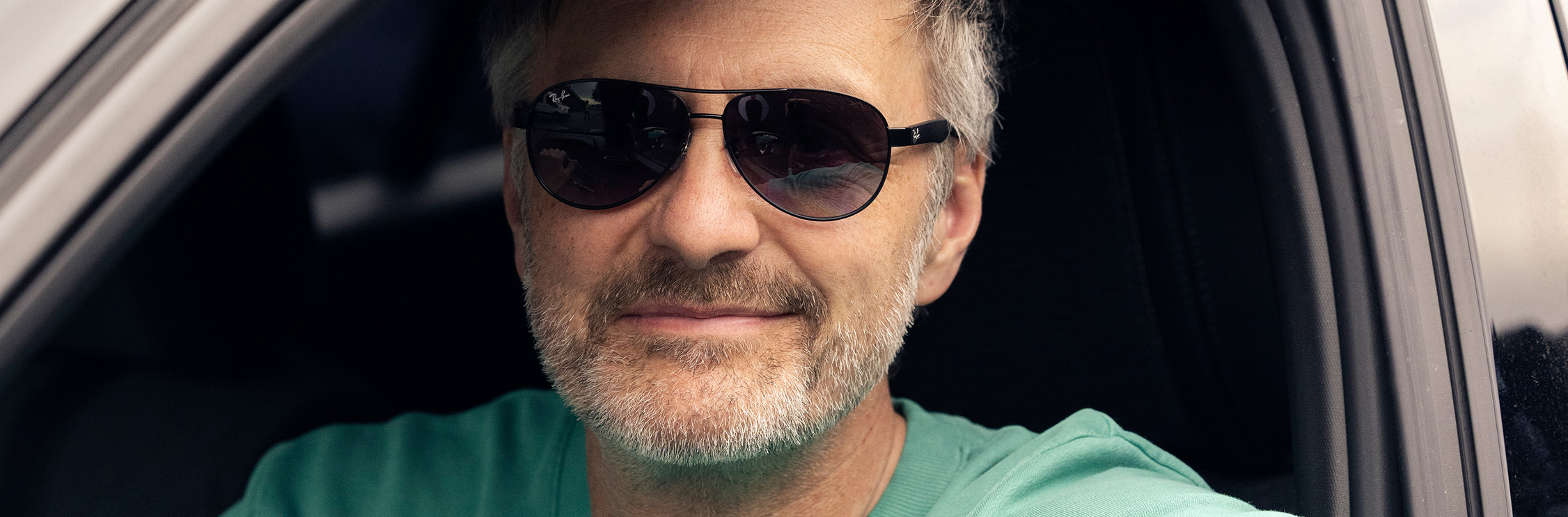 Man met zwarte zonnebril.