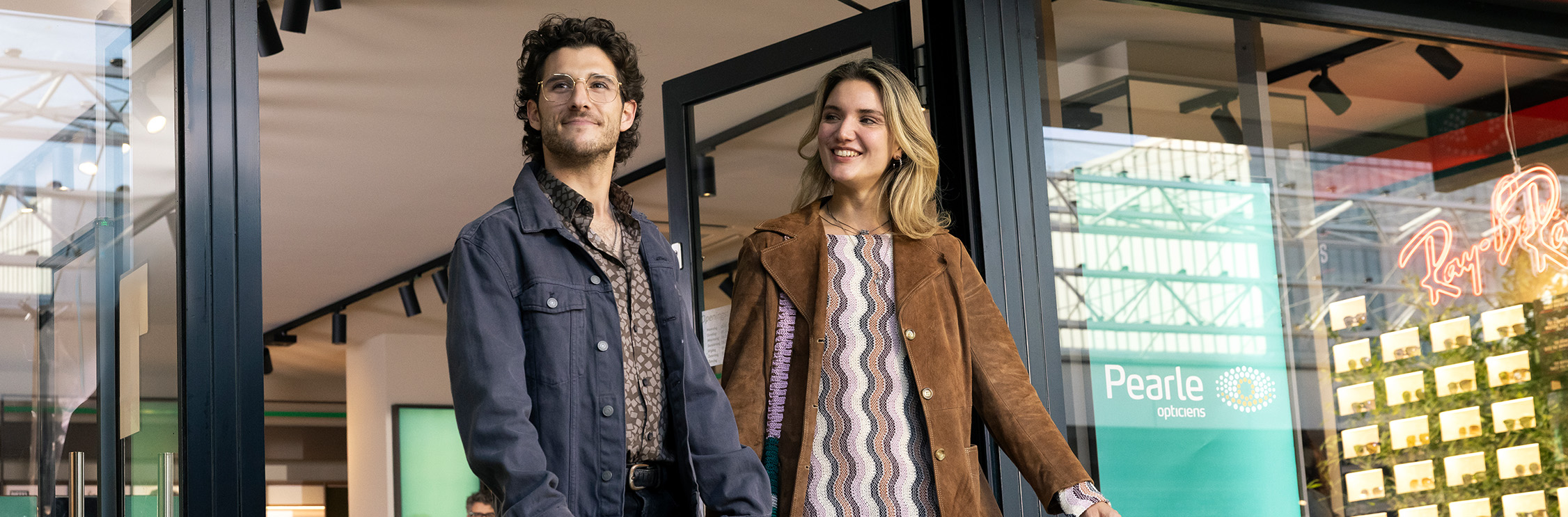 Man en vrouw in de Pearle winkel.