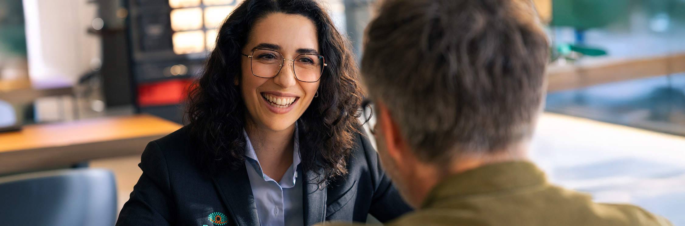 Opticien in de winkel.