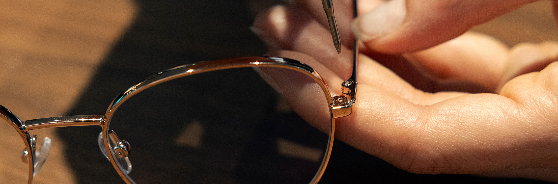 Bril repareren.