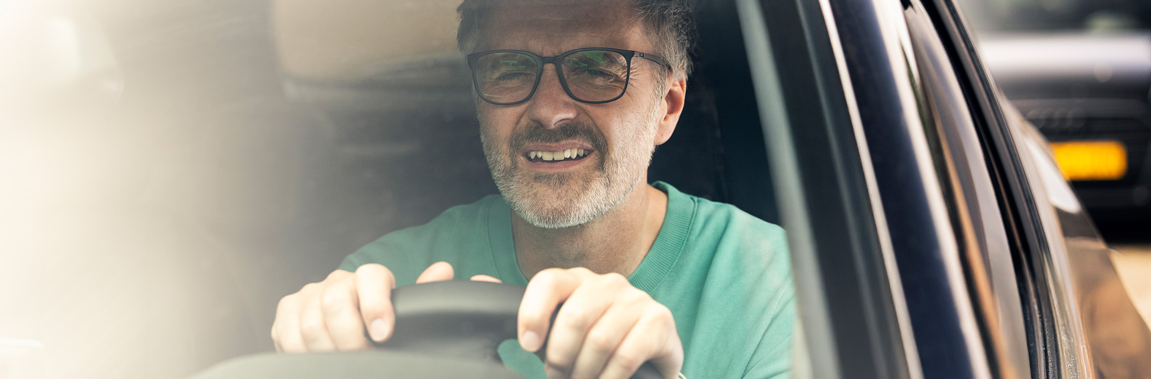 Man knijpt met ogen.