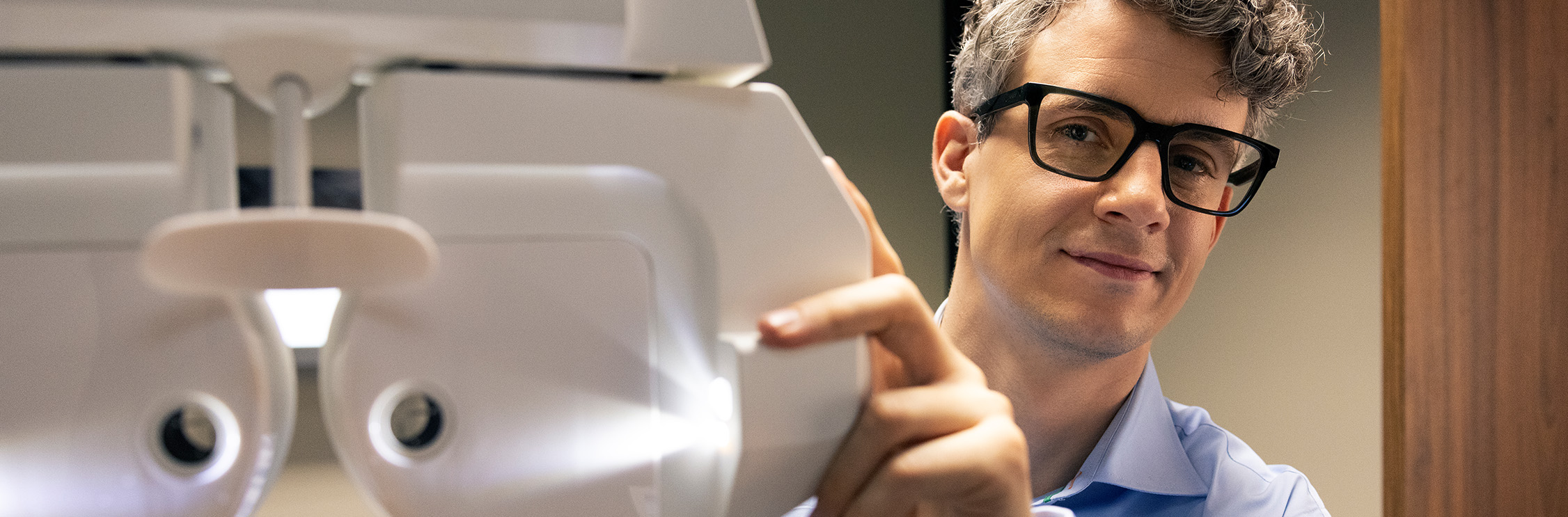 Opticien voert oogmeting uit.