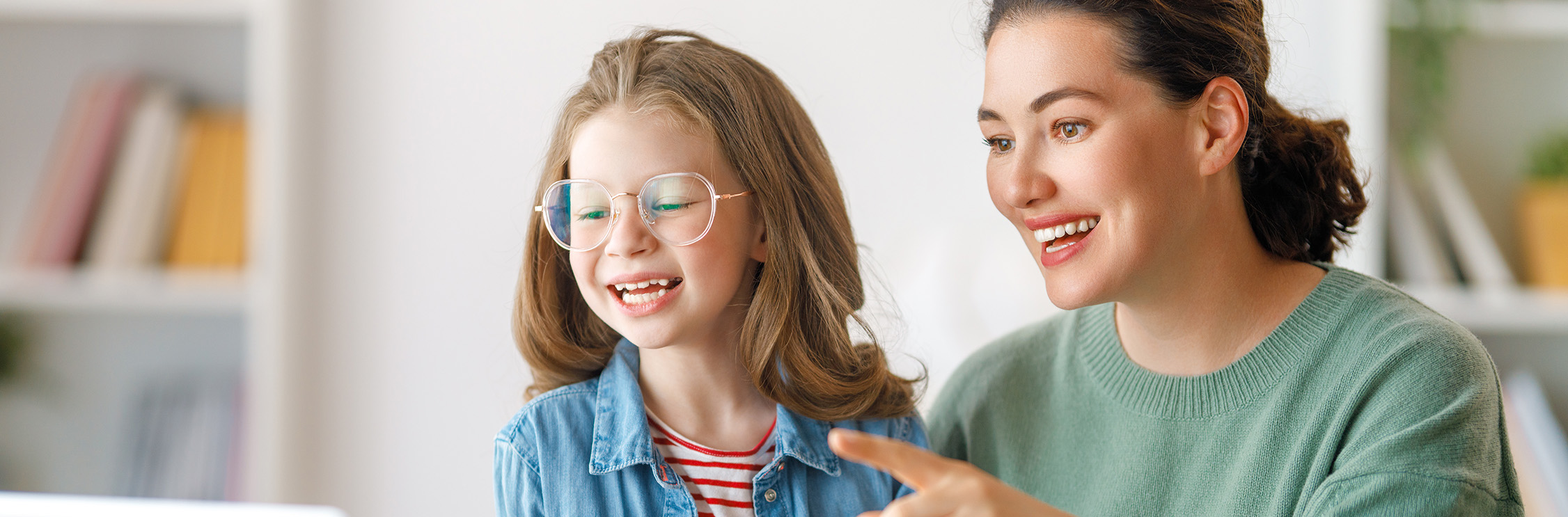 Moeder en kind met bril.