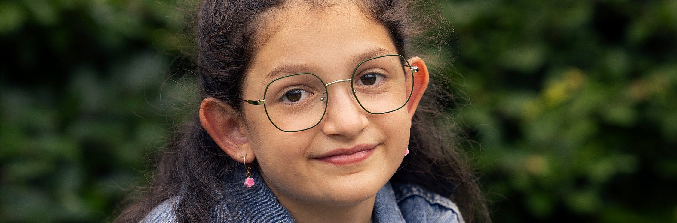 KInd met een bril op.