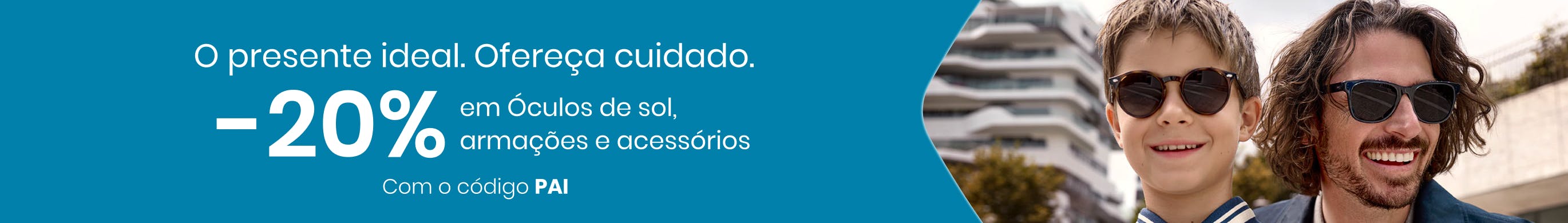 Pai e filho de óculos de sol sorriem com -20% em óculos, armações e acessórios usando o código PAI.