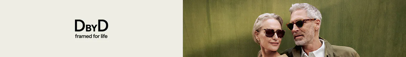 Logo DbyD met slogan links, stijlvol ouder koppel met zonnebrillen rechts.