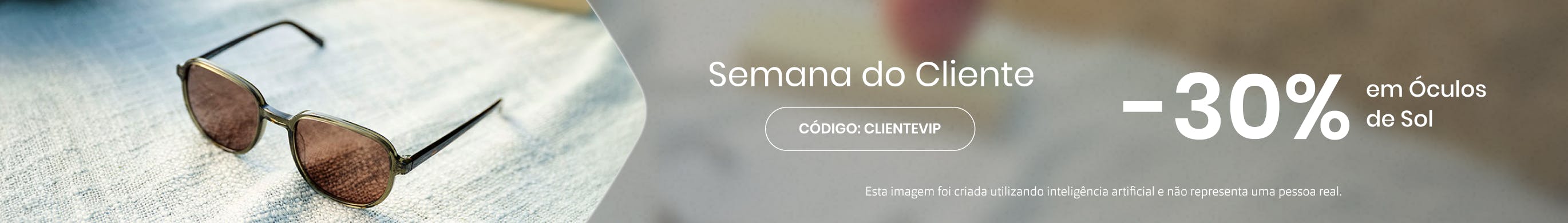 Óculos de sol sobre uma manta ao ar livre com texto “Semana do Cliente”.