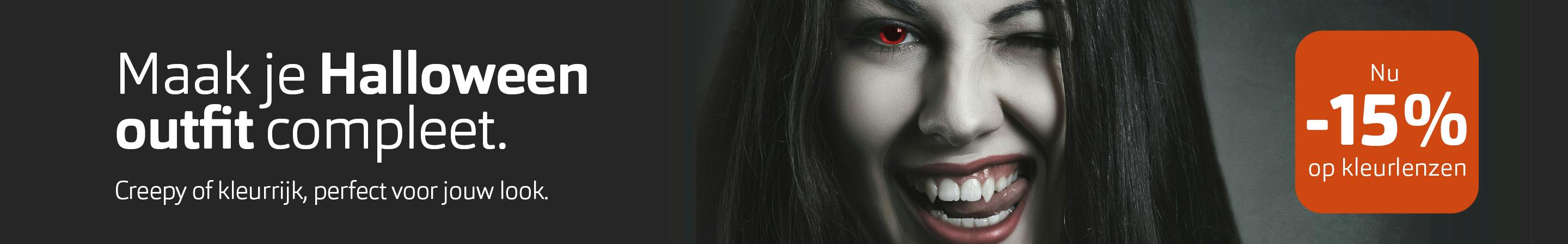 Vrouw verkleed als vampier met een rode lens en vampiertanden, die knipoogt. Tekst: "Maak je Halloween outfit compleet. Creepy of kleurrijk, perfect voor jouw look. Nu -15% op kleurlenzen"